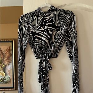 Black & White Swirl crop top Tie-Front Long Sleeve Top